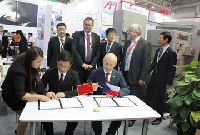 Slavnostn podpis dohody o zaloen dcein spolenosti firmy Hestego v provincii Jiangsu za ptomnosti ministra Jana Mldka